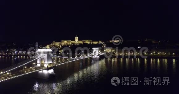 布达佩斯美丽桥梁的空中夜景视频