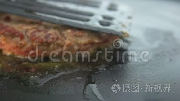 牛肉汉堡在烤架上翻转视频