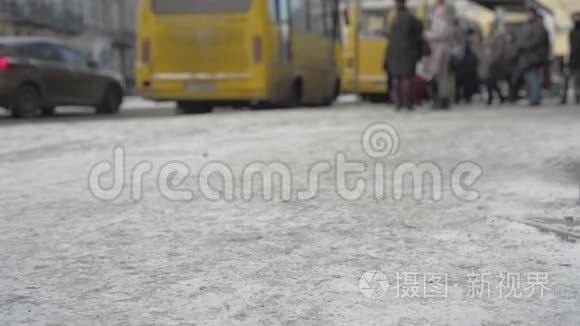 冬天街上的人和车模糊了视频