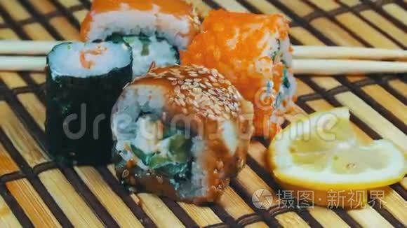 竹席旋转上的寿司卷视频