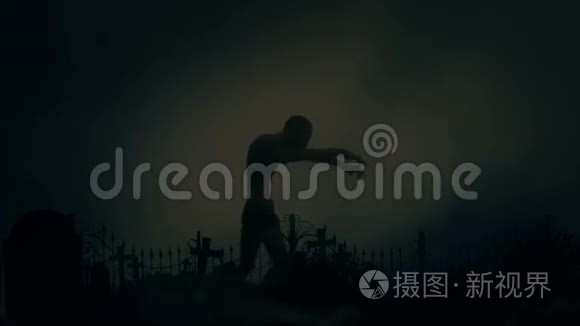男性僵尸从坟墓中走出墓地视频