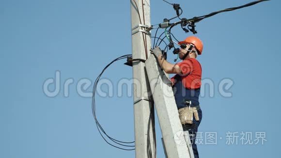 在电力线路工作的电工视频