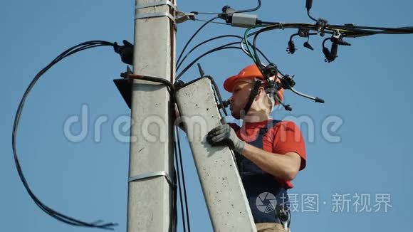 在电力线路工作的电工视频