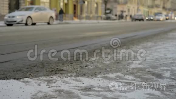 冬天街上的人和车模糊了视频