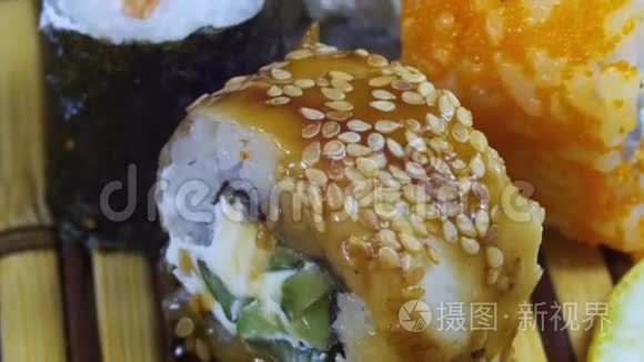 竹席旋转上的寿司卷视频