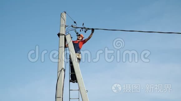 在电力线路工作的电工视频