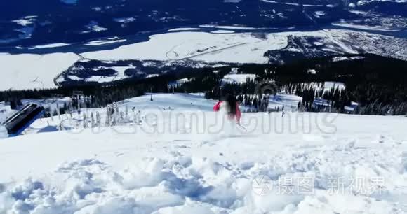 人们在雪山上滑雪视频