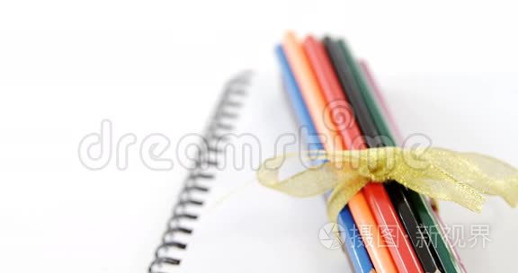 彩色铅笔放在螺旋书上