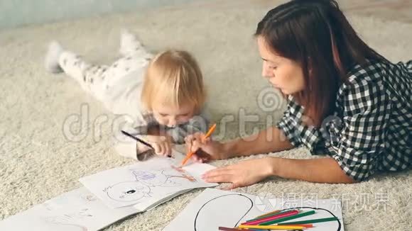 妈妈和小女儿用铅笔画相册