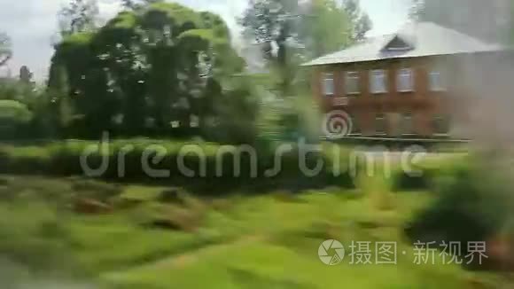小城镇和田野的高速列车视频