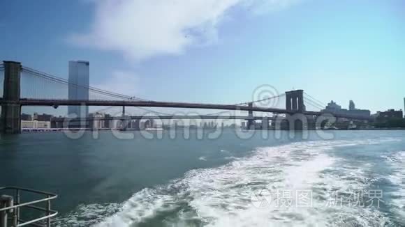乘船环游美国纽约市。 哈德逊湾，布鲁克林和曼哈顿大桥。
