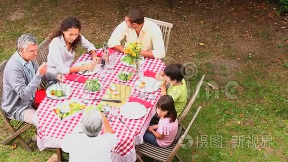 家庭一起在户外用餐视频