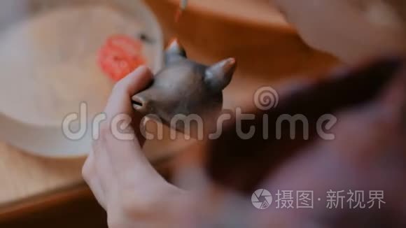 专业陶工画陶瓷纪念品哨视频