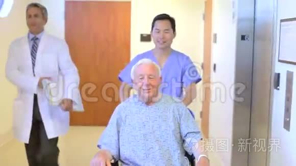老年男性患者由护士在轮椅上推挤