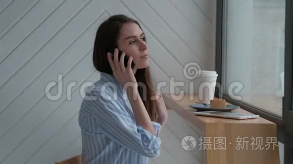 女人用手机说话