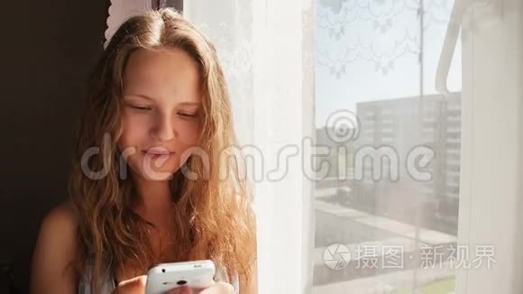 年轻女性发送短信给你的朋友视频