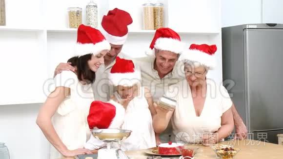 一家人在厨房里烤圣诞蛋糕