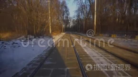 乘坐现代有轨电车穿过冬季公园视频