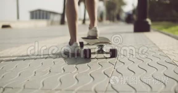 在街上骑在长板上的人的脚视频