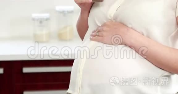 孕妇喝冰沙