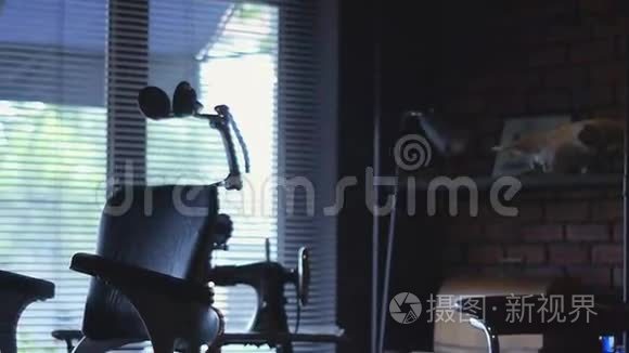 理发厅的视频画面，沿着扶手椅到窗户