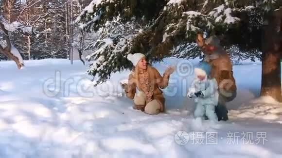 带着孩子在冬天玩耍的年轻父母视频