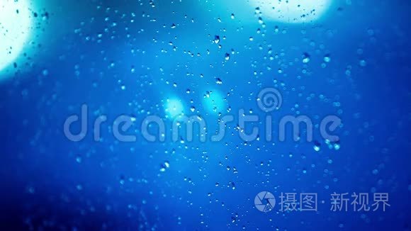 窗户上的雨滴。 时光流逝。