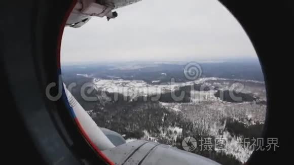 窗外直升机在雪地上的视野视频