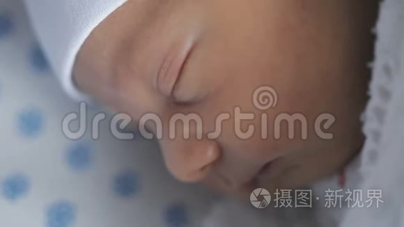 新出生的女婴在妇产医院睡觉视频