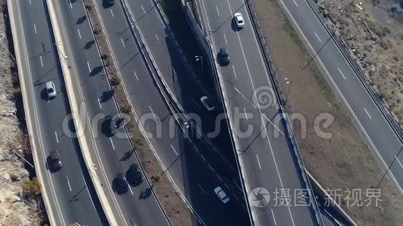 城市曲线道路有车鸟瞰图视频