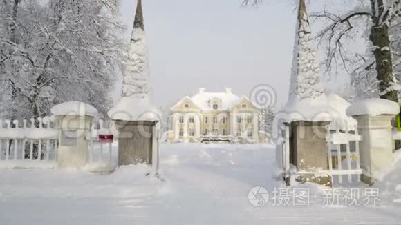 爱沙尼亚的棕榈庄园被雪覆盖