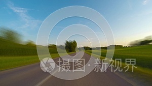 在农村公路上旅行，时间流逝