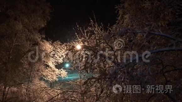 圣诞夜。 背景灯上下雪了。