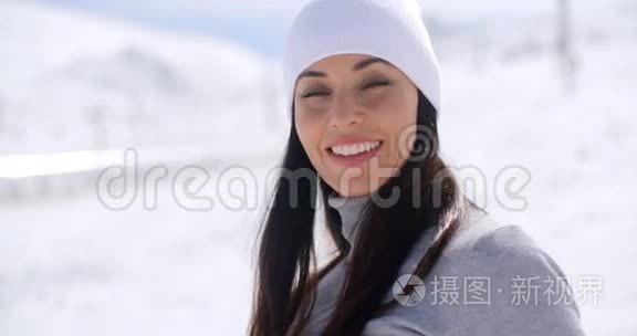 雪景中美丽的年轻女子视频