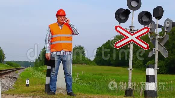 铁路工人靠近信号信标视频