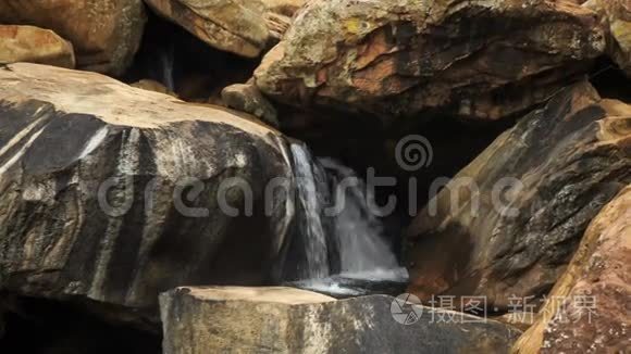 小河流瀑布的特写视频