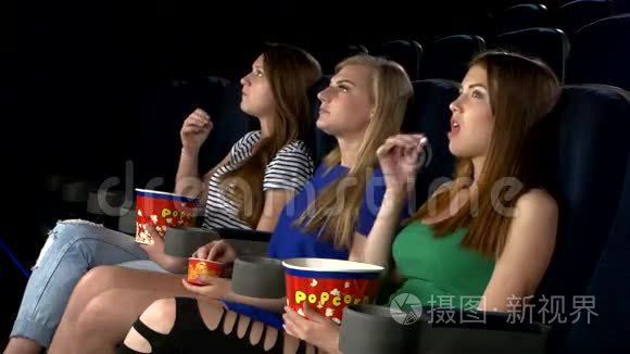 女孩在电影院看电影，吃，吃