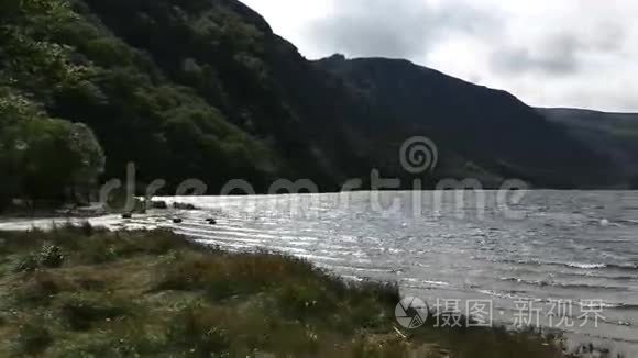 上湖在格伦达洛雨后视频