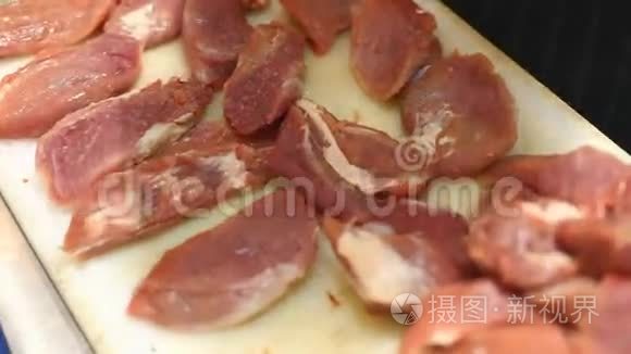 砧板上的生肉.