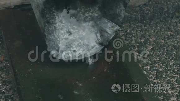 雨水从下水管流出视频