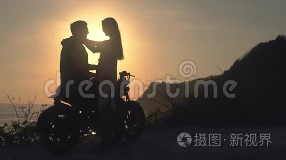 在海上沿海公路上骑摩托车的幸福夫妇