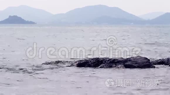 有波浪和山体背景的海岩视频