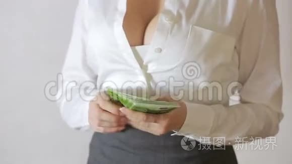 美丽的年轻苗条女孩考虑金钱视频