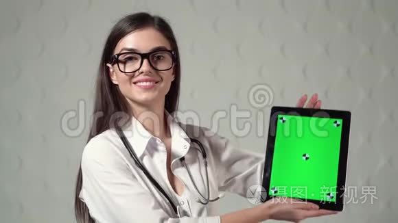 有平板电脑的智能医生视频