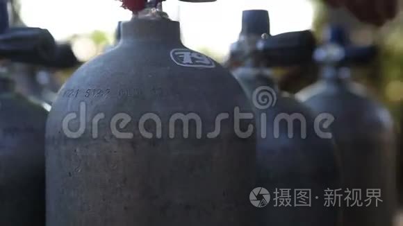 助手准备潜水用的奥西根容器视频