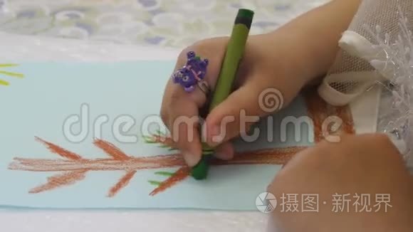 孩子们在幼儿园里描绘大自然视频