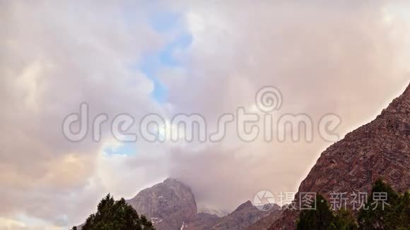 日落时的云在山上。 帕米尔，塔吉克族