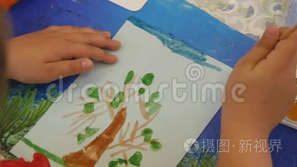 孩子们在幼儿园里描绘大自然视频