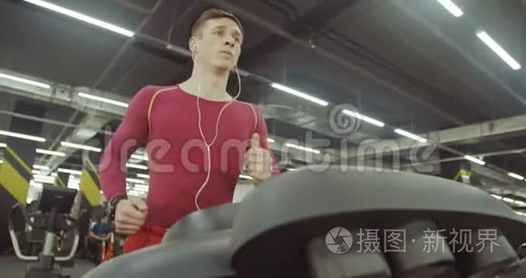 体育运动员在健身房跑步视频