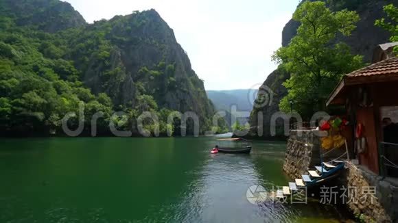 马其顿峡谷马卡船在山谷里骑行视频